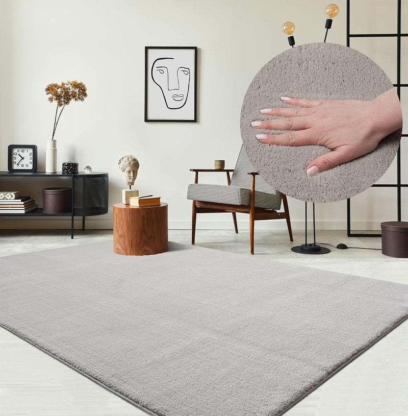 the carpet Relax kuscheliger Kurzflor Teppich, Anti-Rutsch Unterseite, Waschbar bis 30 Grad, Super Soft, Felloptik, Creme, 200 x 280 cm