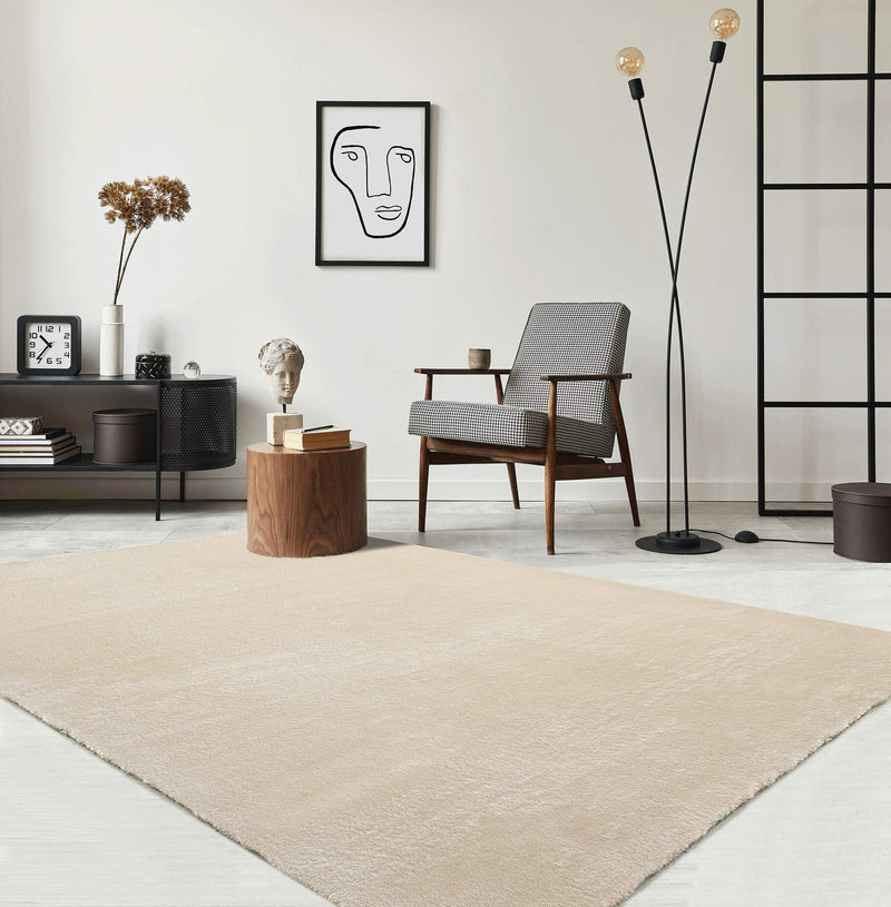 the carpet Relax kuscheliger Kurzflor Teppich, Anti-Rutsch Unterseite, Waschbar bis 30 Grad, Super Soft, Felloptik, Creme, 200 x 280 cm