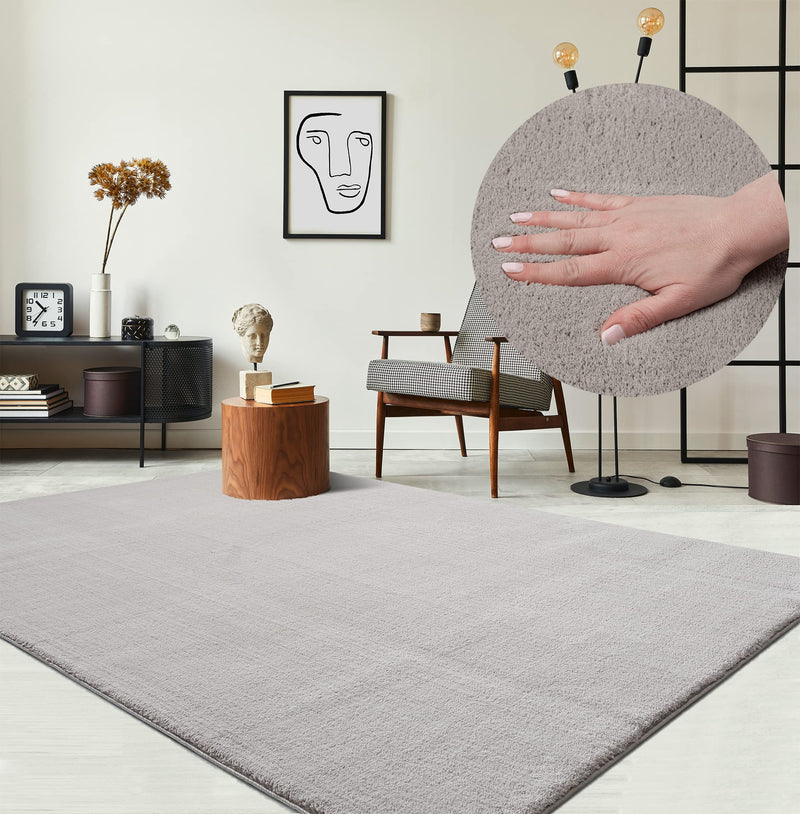 the carpet Relax kuscheliger Kurzflor Teppich, Anti-Rutsch Unterseite, Waschbar bis 30 Grad, Super Soft, Felloptik, Creme, 200 x 280 cm